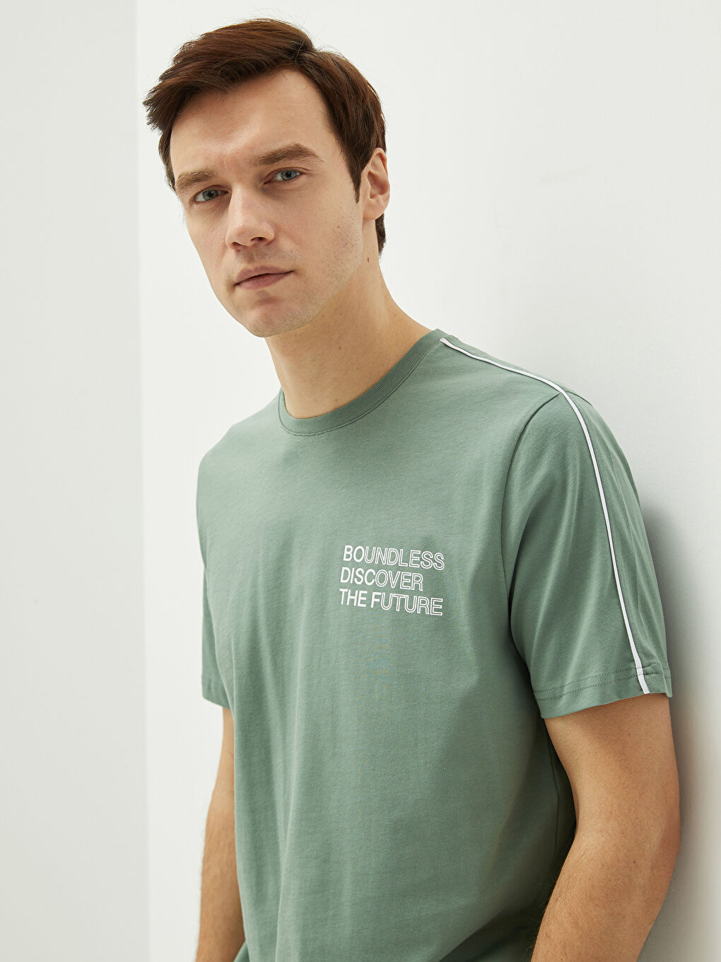 Ерлерге арналған трикотаж дөңгелек жағалы қысқа жең принтті мақта футболка