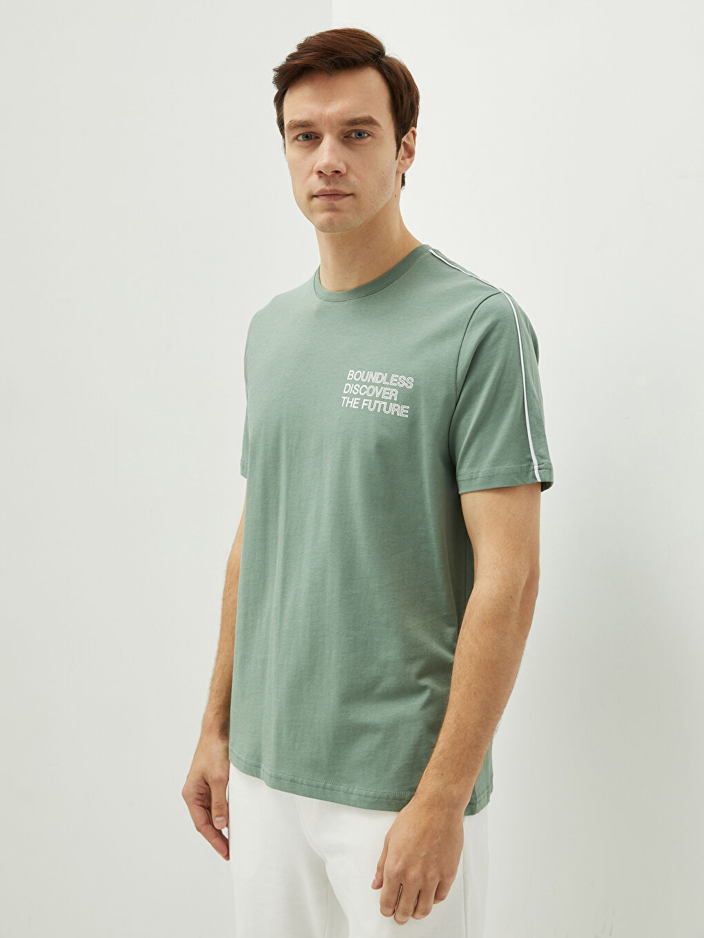 Ерлерге арналған трикотаж дөңгелек жағалы қысқа жең принтті мақта футболка-1