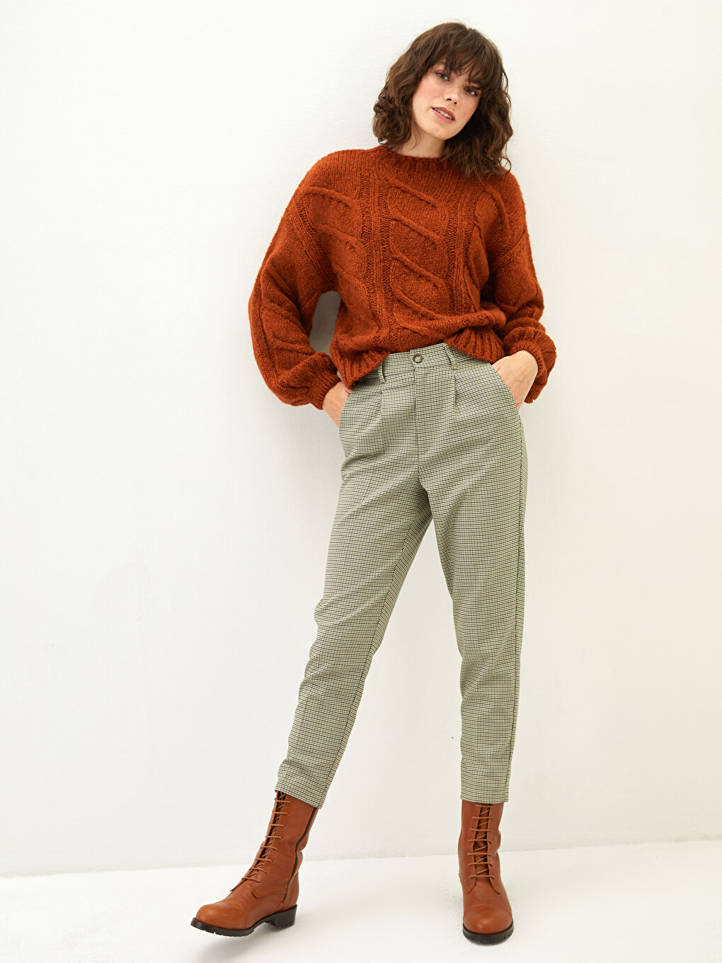 Pantalone sa srednjim strukom, udobnog kroja, karirane, za žene