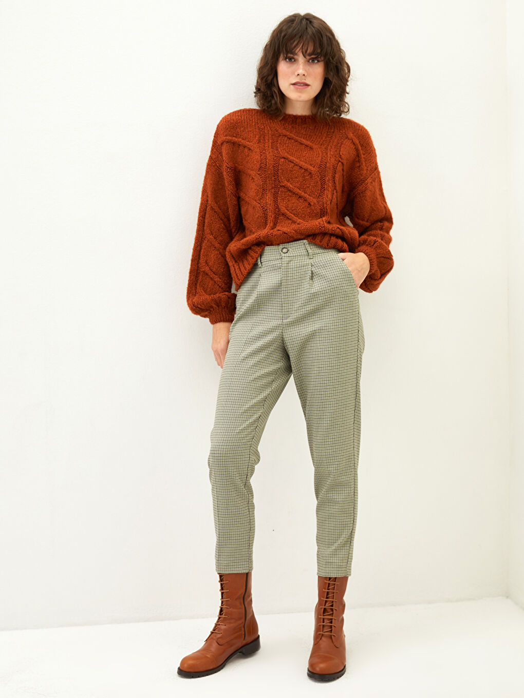 Pantalone sa srednjim strukom, udobnog kroja, karirane, za žene-1