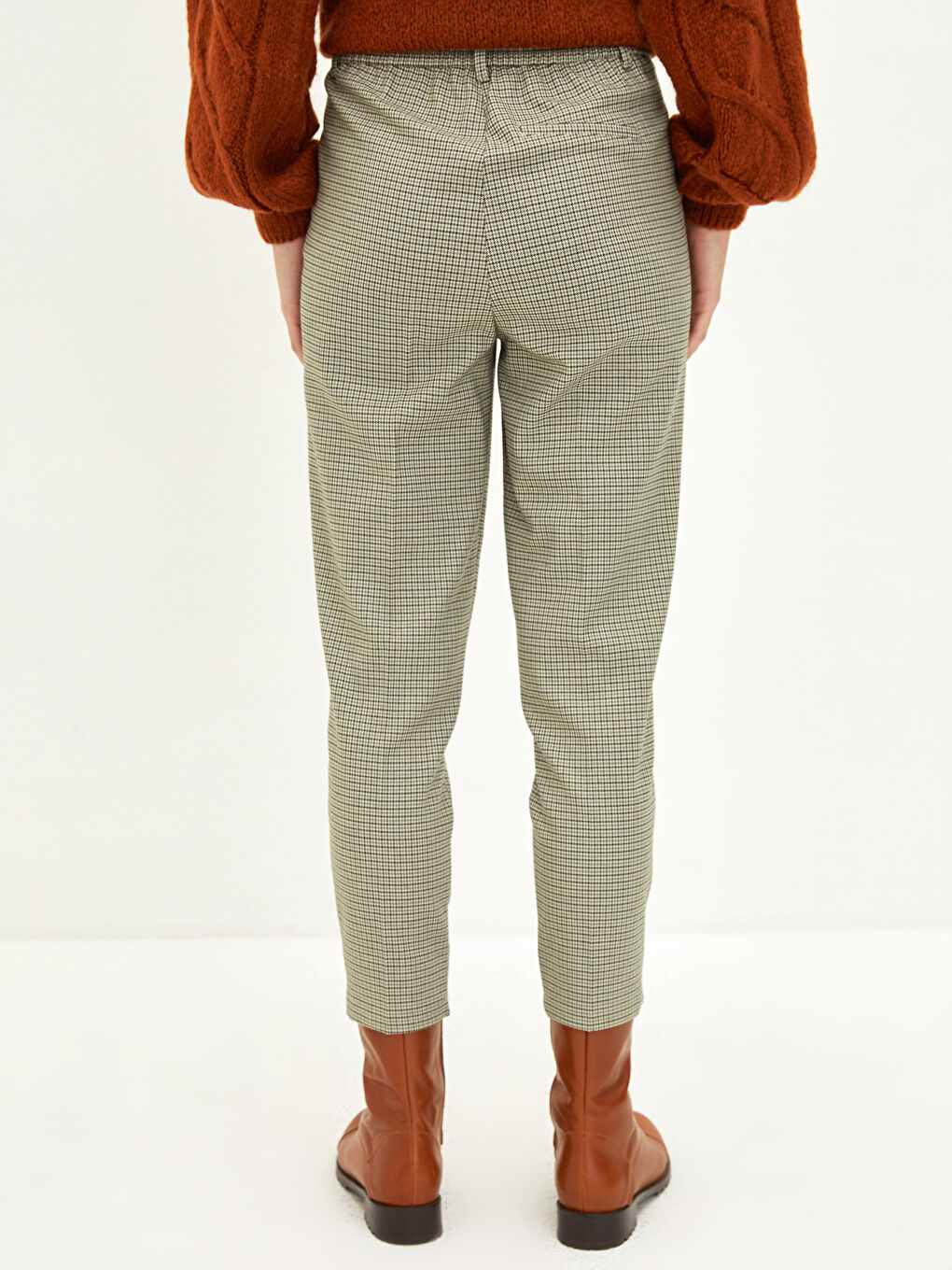 Pantalone sa srednjim strukom, udobnog kroja, karirane, za žene-2