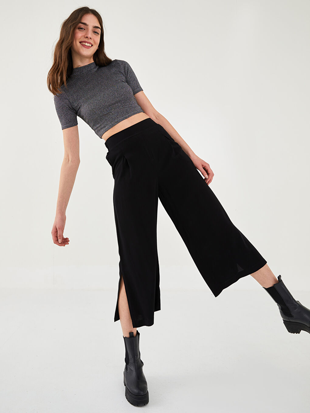 Панталони за Жени от Вискоза с Еластична Талия, Прави Крачоли и Детайлни Джобове