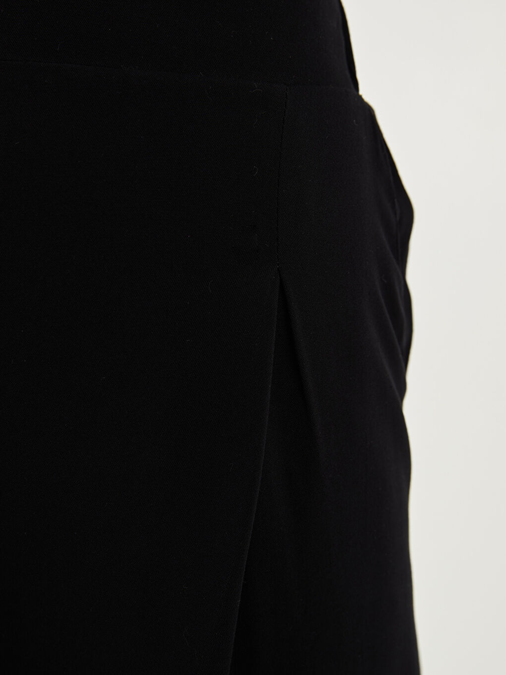 Панталони за Жени от Вискоза с Еластична Талия, Прави Крачоли и Детайлни Джобове-4