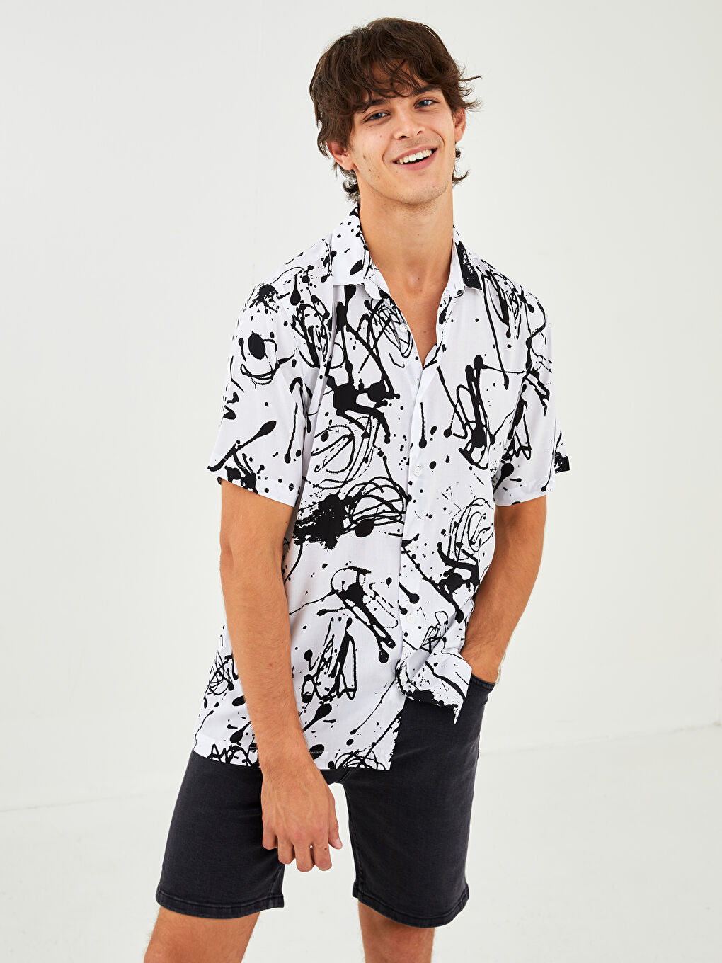 Siyah Regular Fit Kısa Kollu Desenli Viskon Erkek Gömlek-1