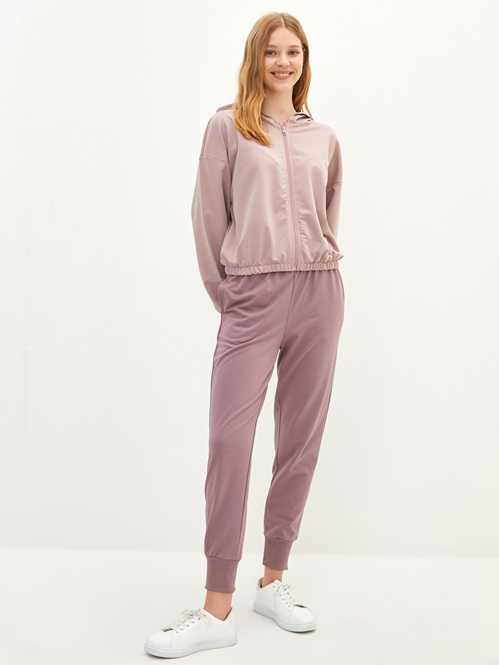 Женские спортивные штаны с эластичной резинкой на талии и карманами