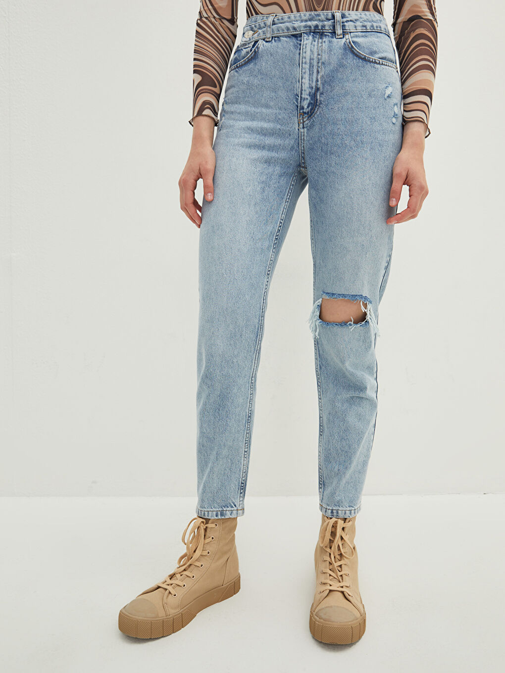 İndigo Yüksek Bel Mom Fit Yırtık Detaylı Kadın Jean Pantolon-3