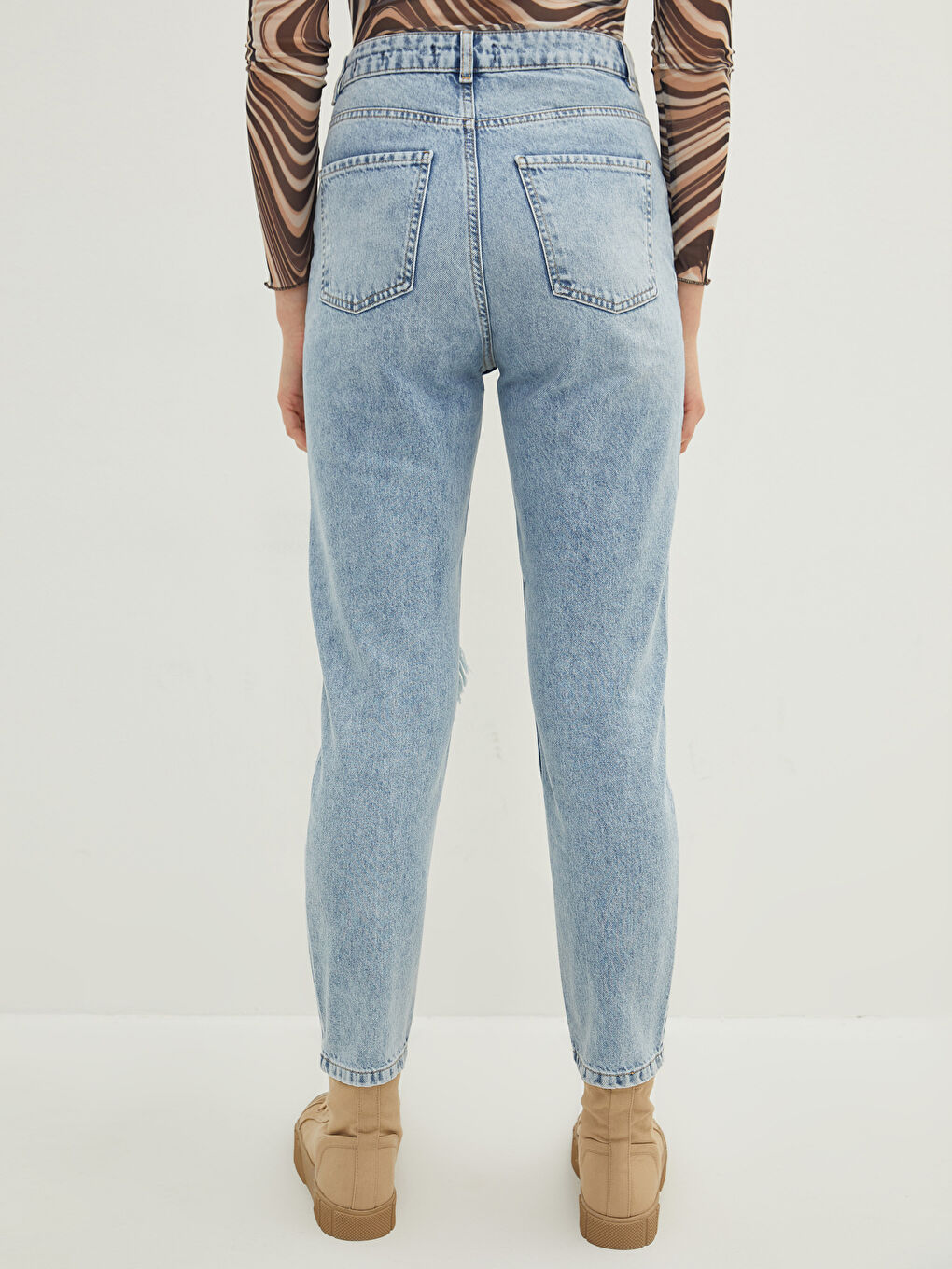 İndigo Yüksek Bel Mom Fit Yırtık Detaylı Kadın Jean Pantolon-4
