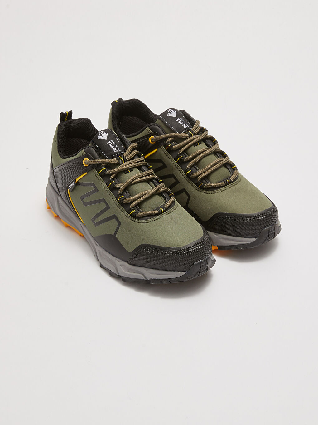 أحذية مشي للرجال مقاومة للماء بنعل سميك بأربطة