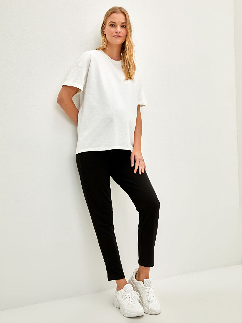 بنطال رياضي عادي بجيوب تفصيلية للحوامل مع حزام خصر فوق البطن