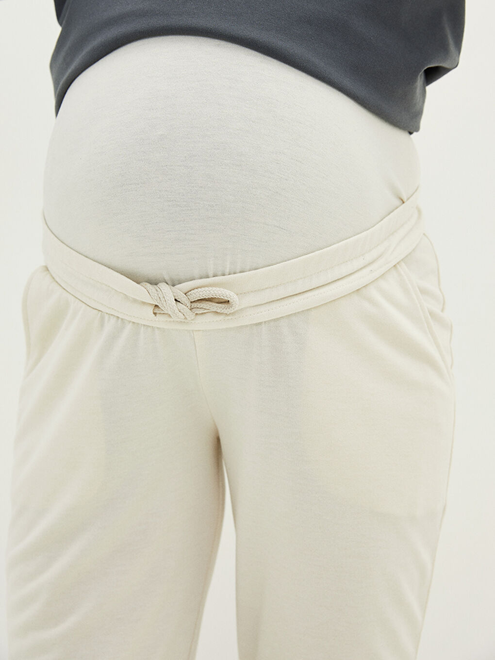 Спортивные Штаны для Беременных с Карманами и Поддерживающей Вставкой на Животе-8