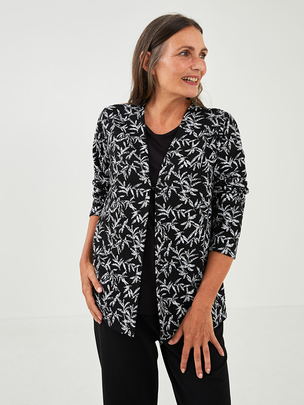 Siyah Bisiklet Yaka Desenli Uzun Kollu Kadın Tişört