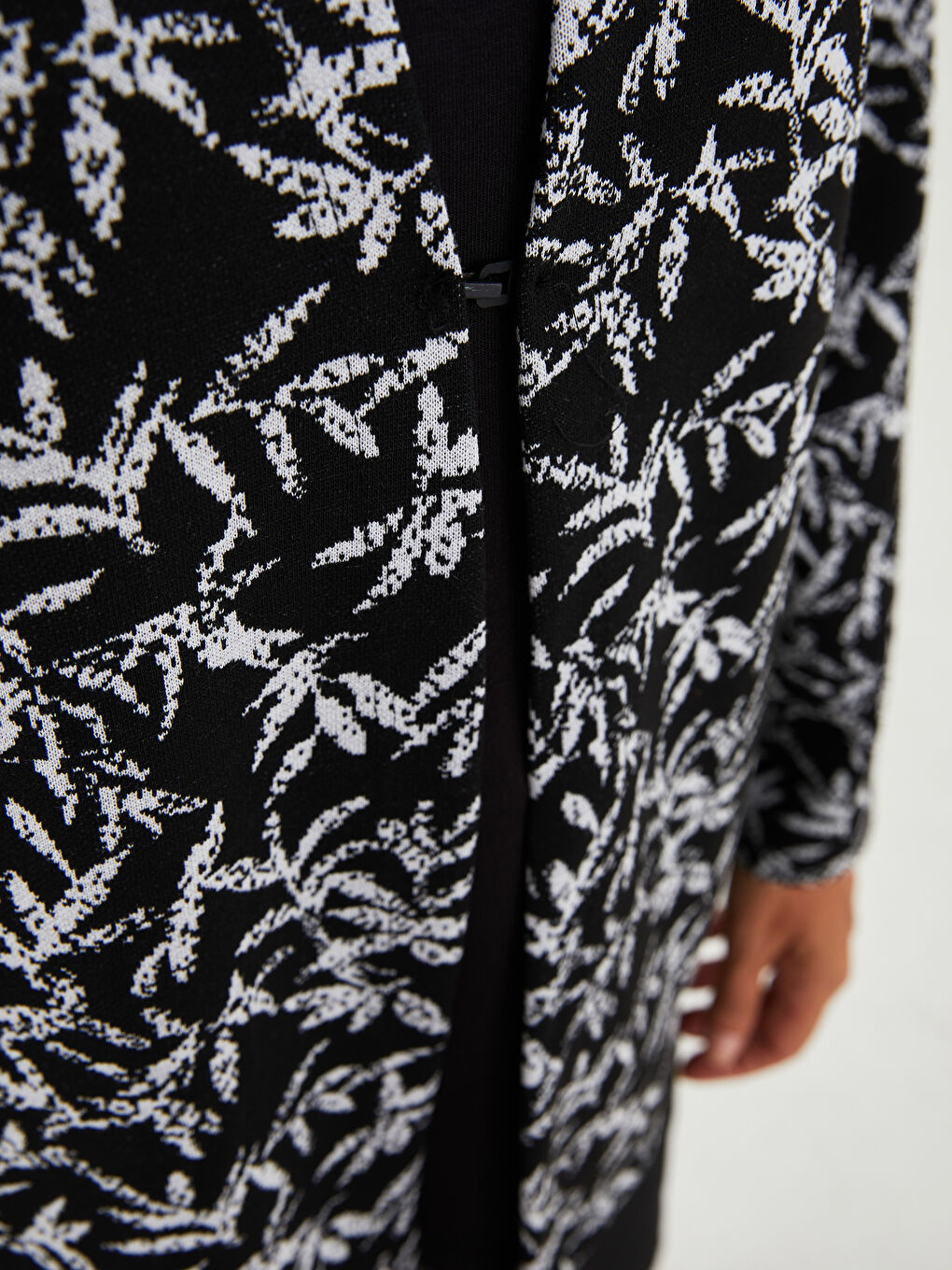 Siyah Bisiklet Yaka Desenli Uzun Kollu Kadın Tişört-2