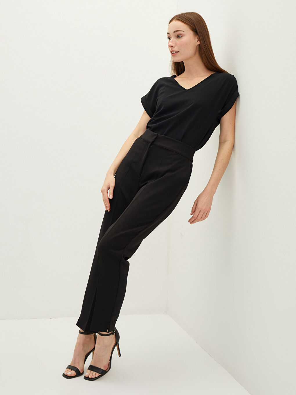 بنطلون جزر للنساء بقصة عادية وتفاصيل جيب