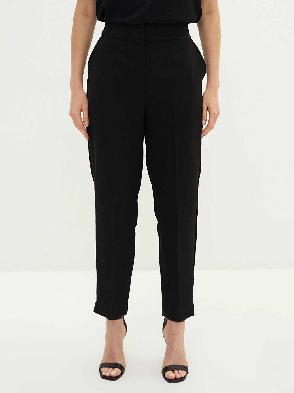 بنطلون جزر للنساء بقصة عادية وتفاصيل جيب-3