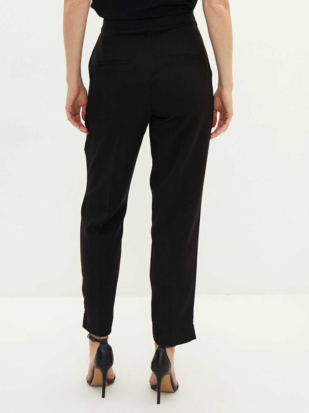 بنطلون جزر للنساء بقصة عادية وتفاصيل جيب-4