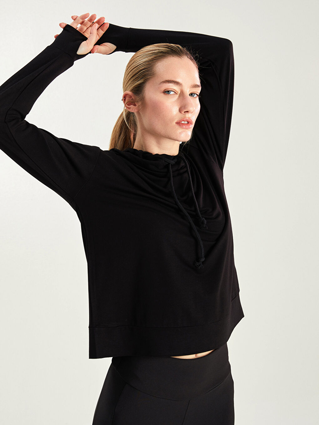 XSIDE ACTIVE Yeni Siyah Keşiş Yaka Düz Uzun Kollu Kadın Sweatshirt - 1