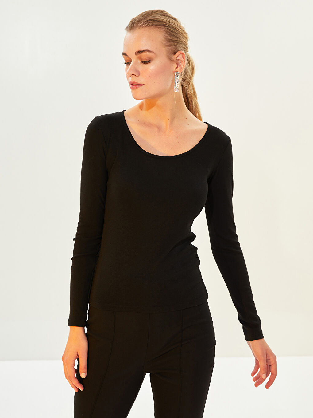 LCWAIKIKI Basic U-Ausschnitt Gerade Langarm Camisole T-Shirt für Damen -W1I849Z8-CVL
