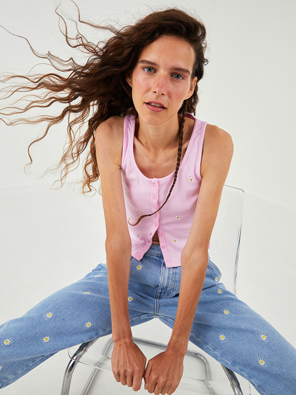 Әйелдерге арналған u мойын гүлді кестеленген мақта блузка-1