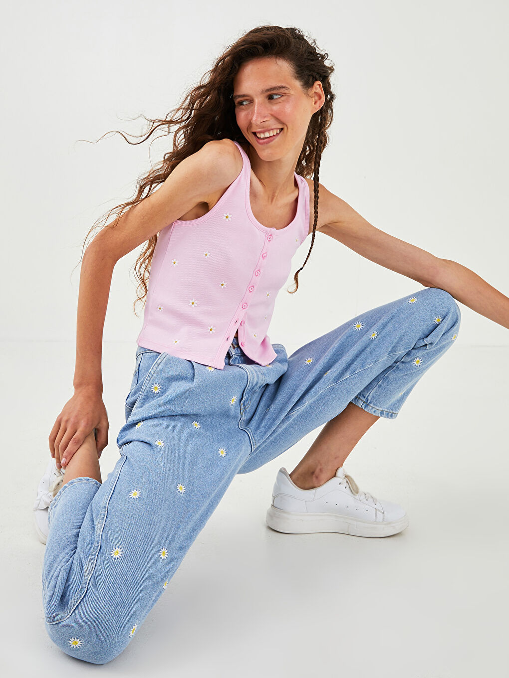 Әйелдерге арналған u мойын гүлді кестеленген мақта блузка-3