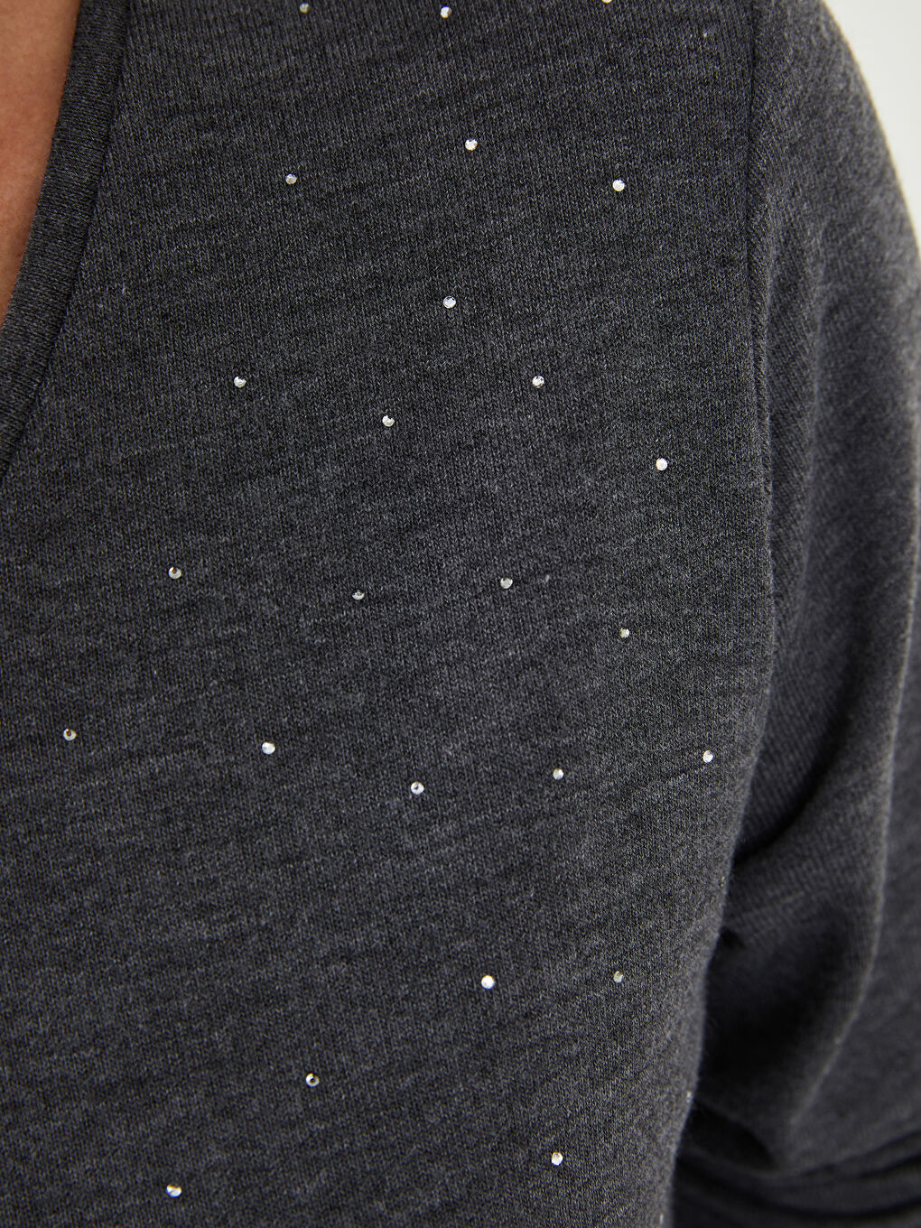 Gri V Yaka Taşlı Uzun Kollu Viskon Kadın Bluz-4