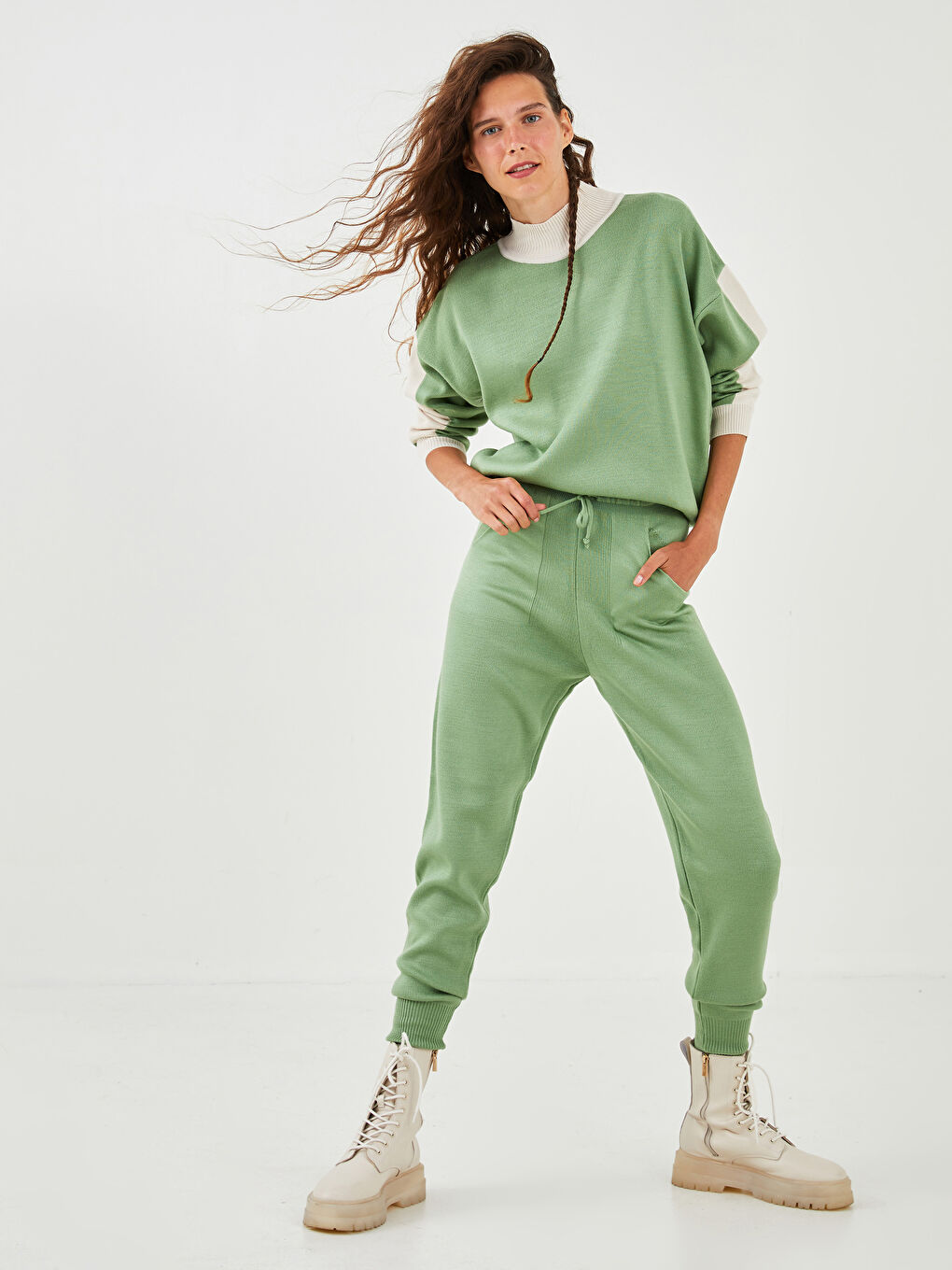 Брюки-джоггеры женские трикотажные с прямыми карманами и эластичной талией