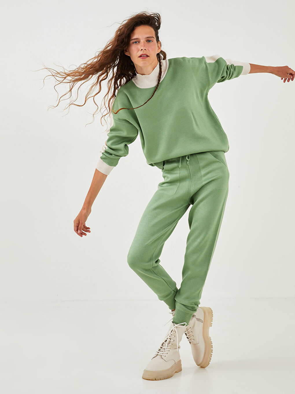 Брюки-джоггеры женские трикотажные с прямыми карманами и эластичной талией-1