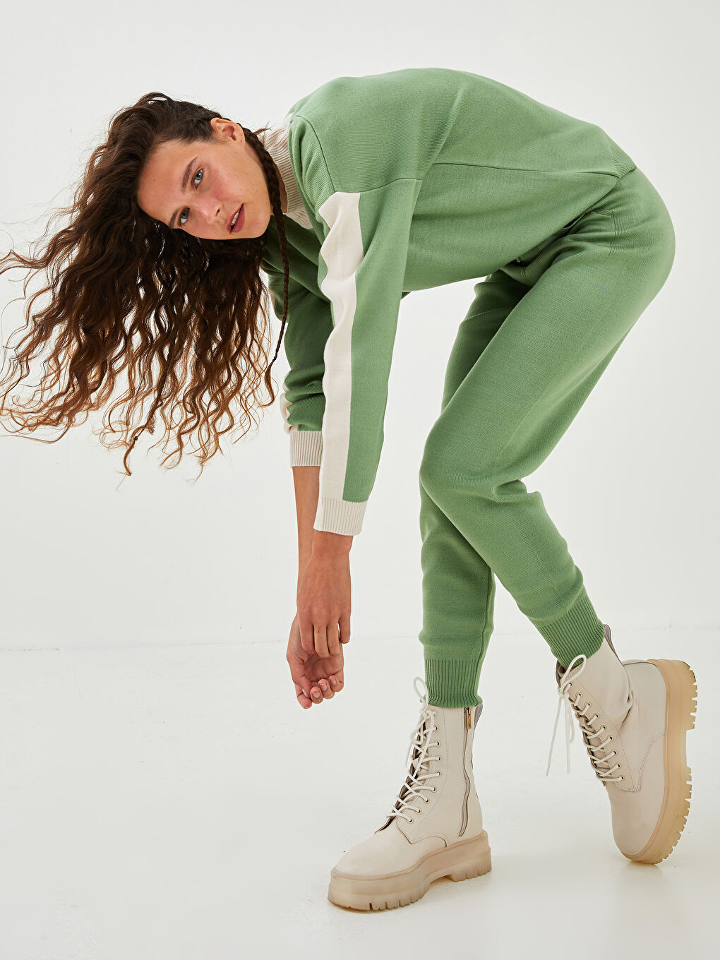 Брюки-джоггеры женские трикотажные с прямыми карманами и эластичной талией-2