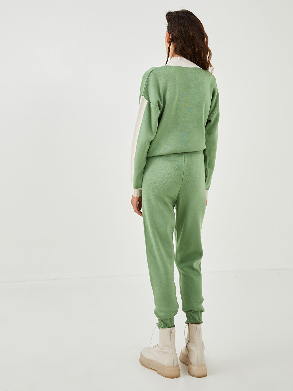 Брюки-джоггеры женские трикотажные с прямыми карманами и эластичной талией-3