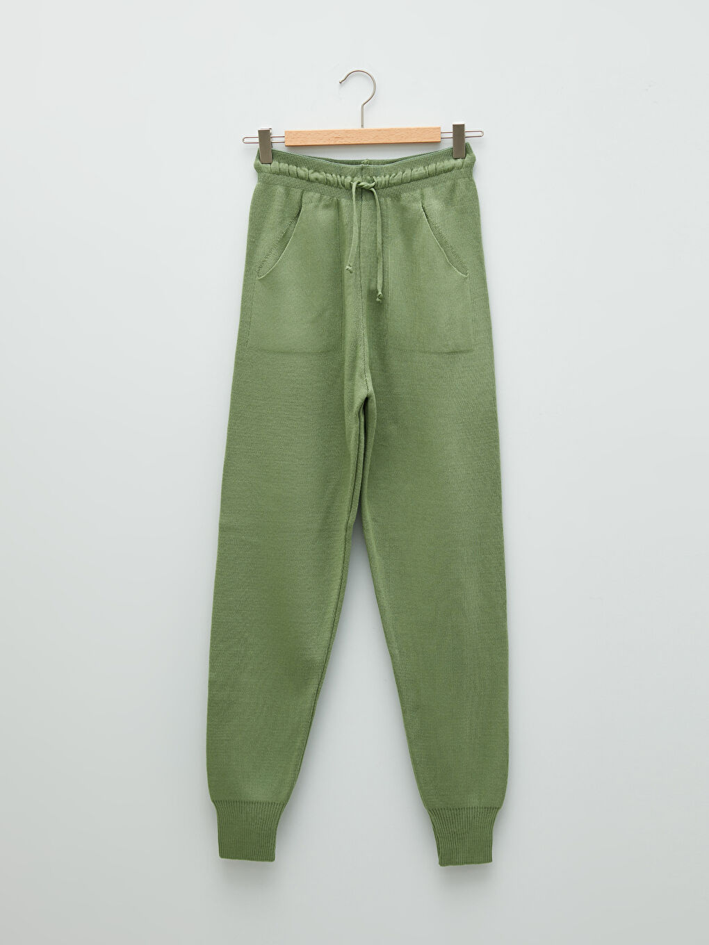 Брюки-джоггеры женские трикотажные с прямыми карманами и эластичной талией-4