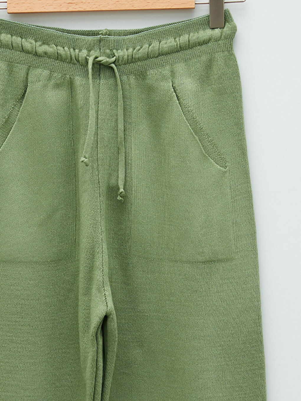 Брюки-джоггеры женские трикотажные с прямыми карманами и эластичной талией-6