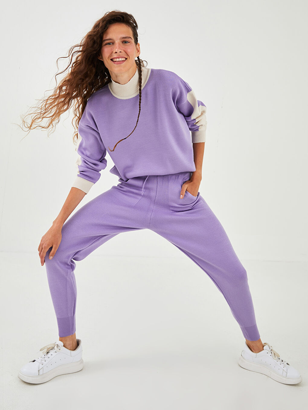 Брюки-джоггеры женские трикотажные с прямыми карманами и эластичной талией