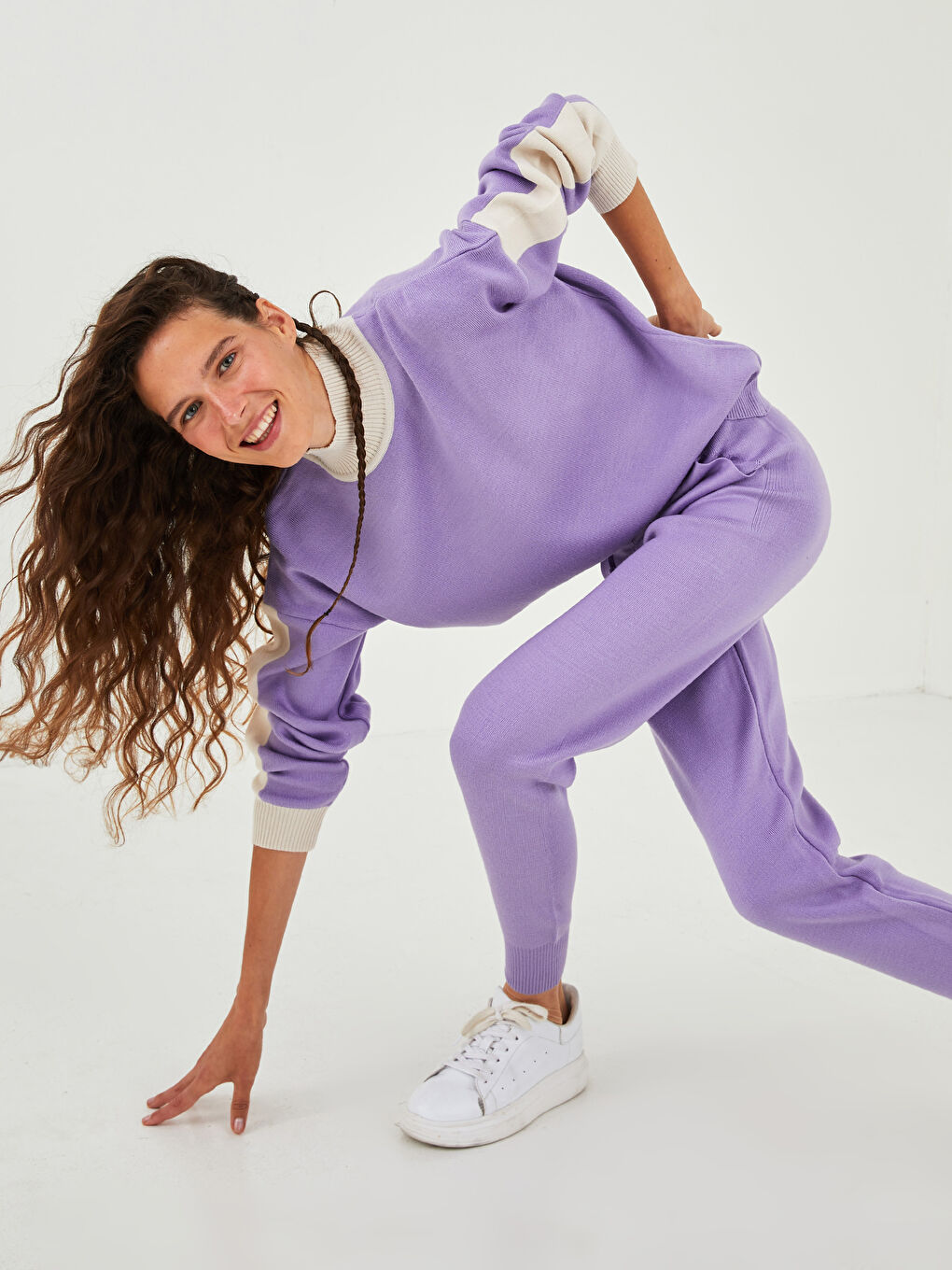 Брюки-джоггеры женские трикотажные с прямыми карманами и эластичной талией-1