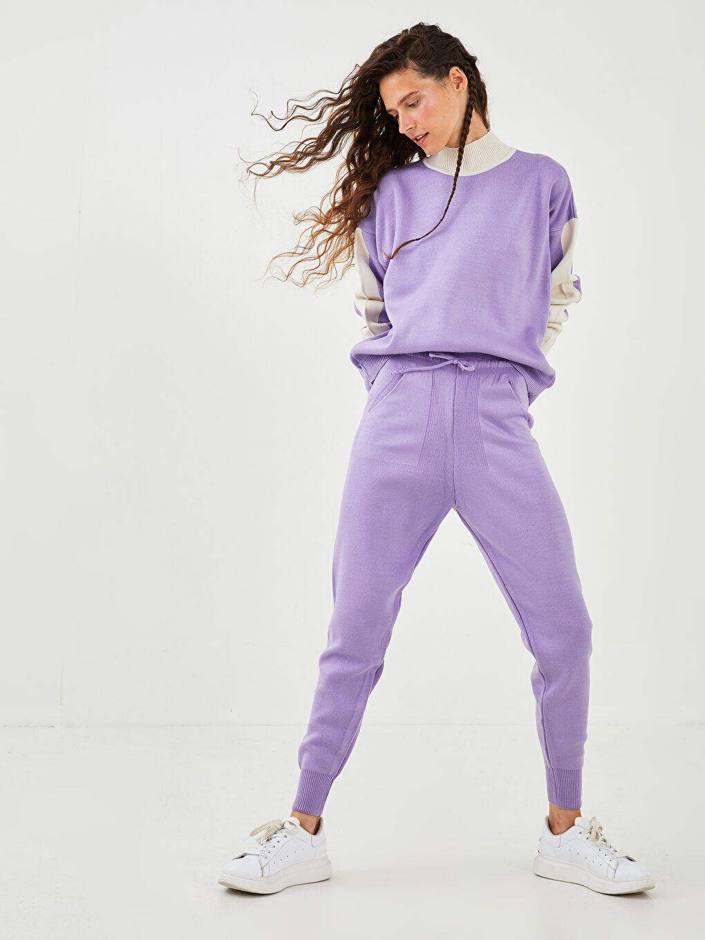 Брюки-джоггеры женские трикотажные с прямыми карманами и эластичной талией-2