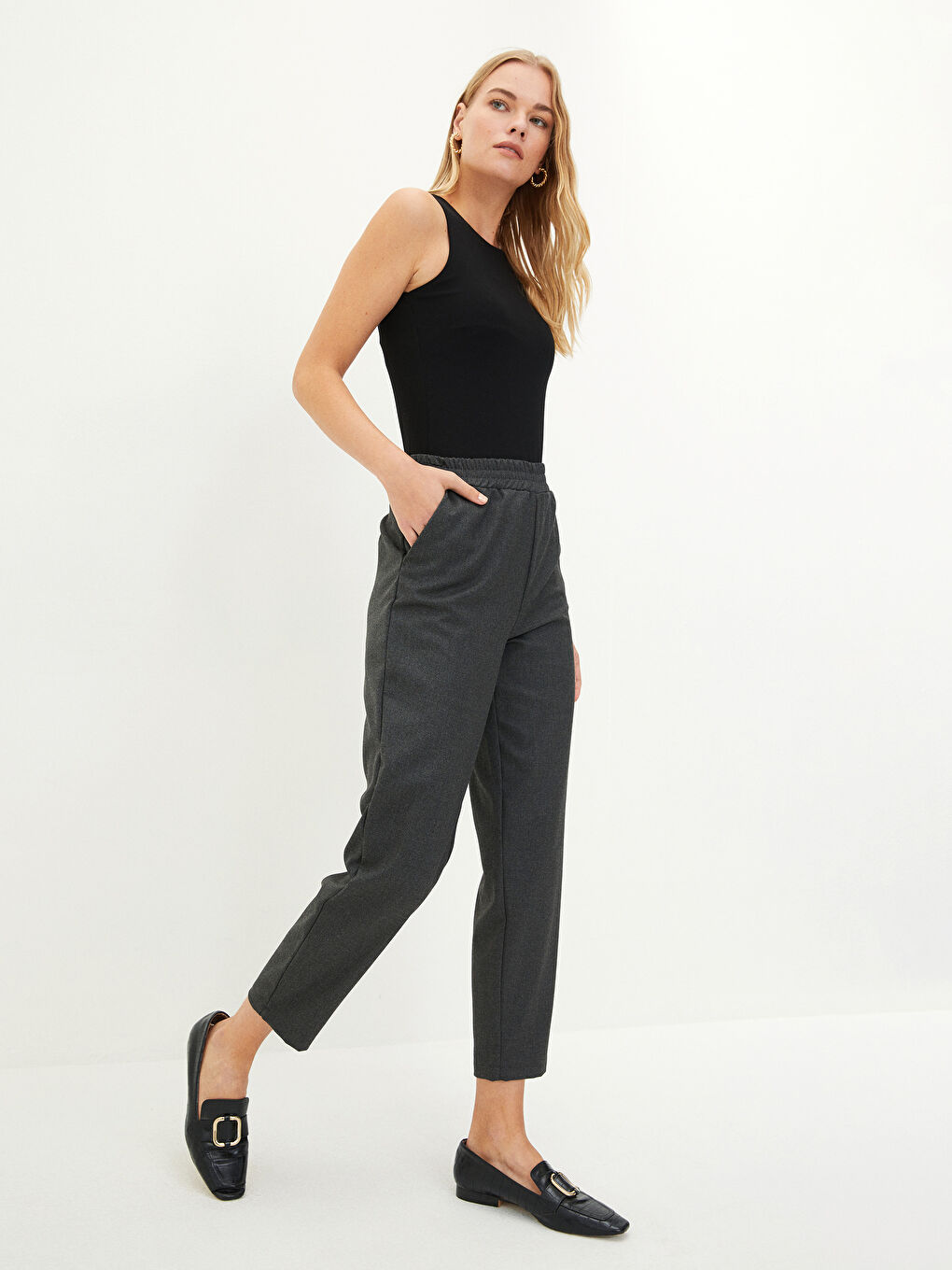 Antrasit Beli Lastikli Standart Fit Havuç Kesim Cep Detaylı Kadın Pantolon