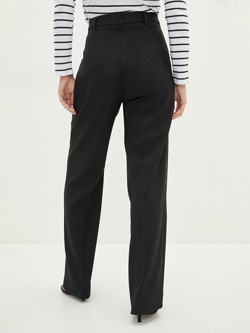 Siyah Rahat Kalıp Düz Geniş Paça Kadın Pantolon-4