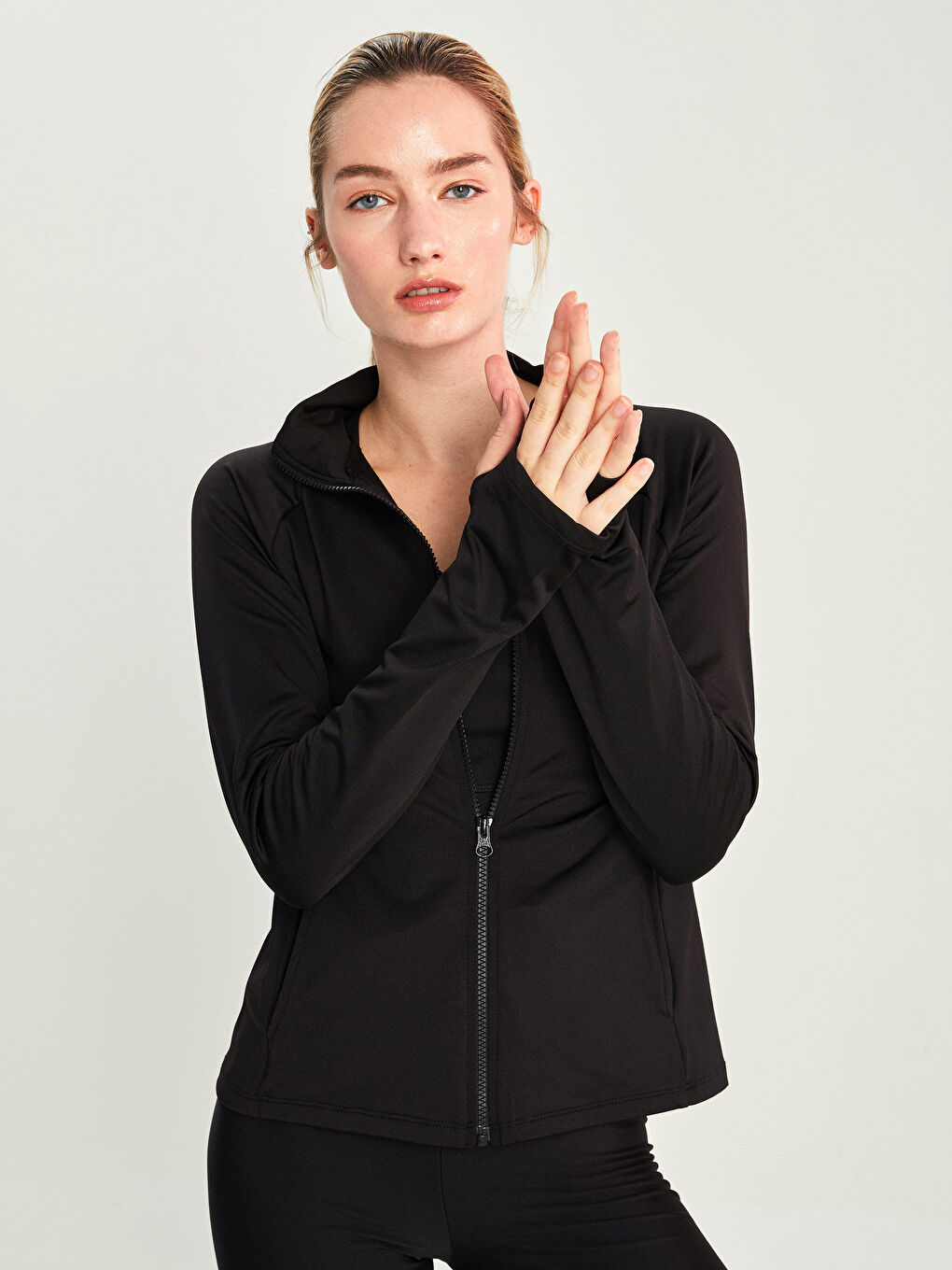 Siyah Dik Yaka Kadın Spor Hırka