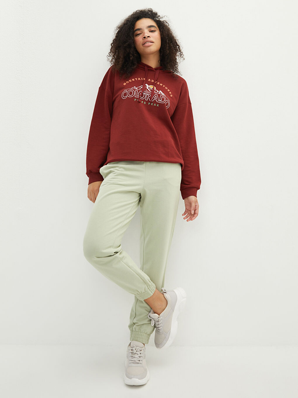 Спортивные джоггеры с эластичным поясом и обычными карманами для женщин