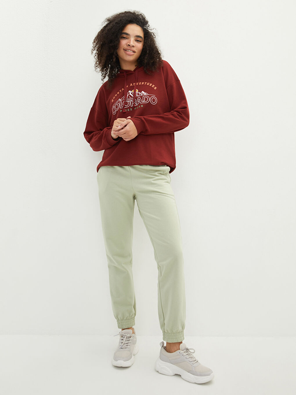 Спортивные джоггеры с эластичным поясом и обычными карманами для женщин-1