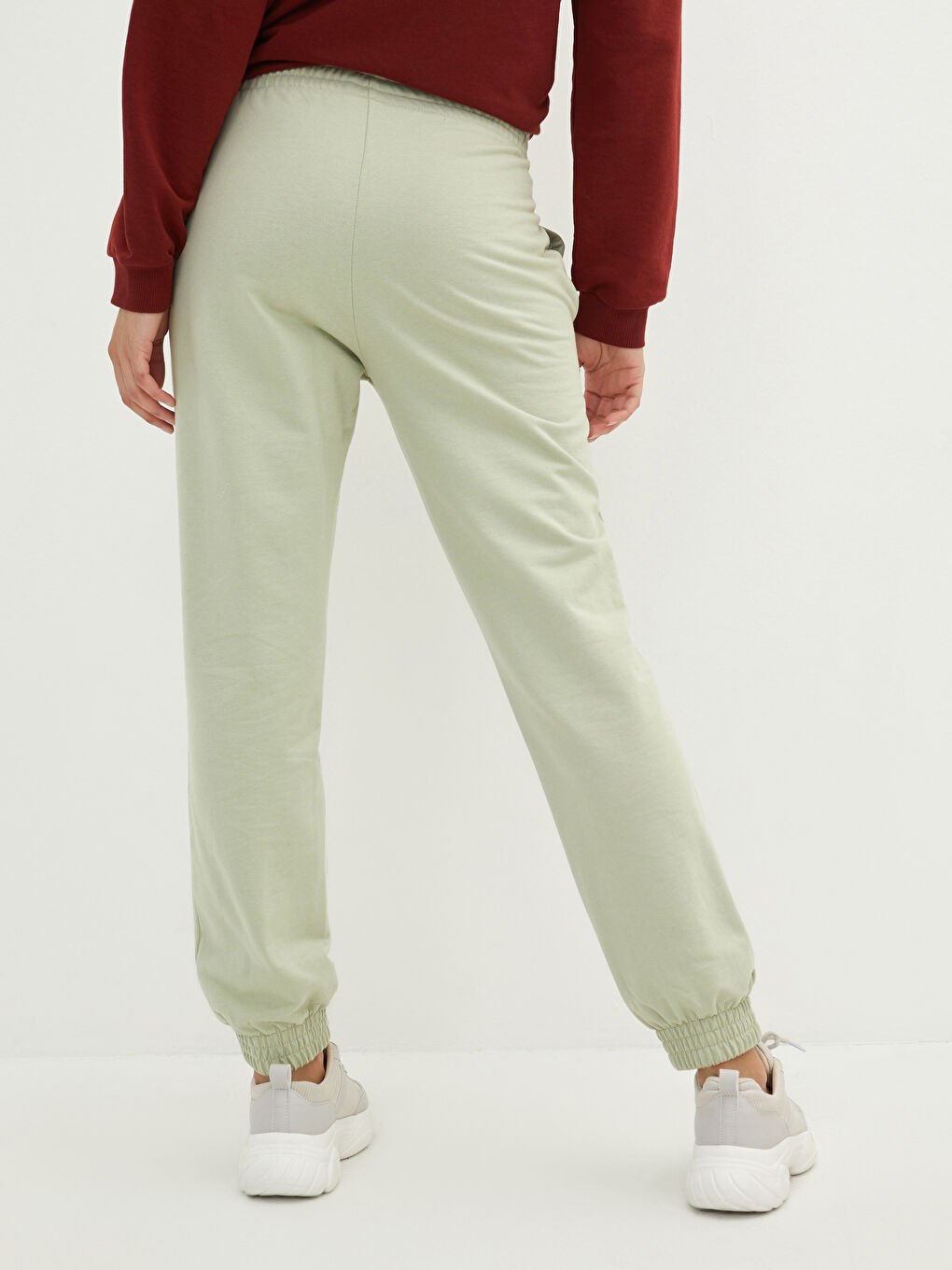 Спортивные джоггеры с эластичным поясом и обычными карманами для женщин-4