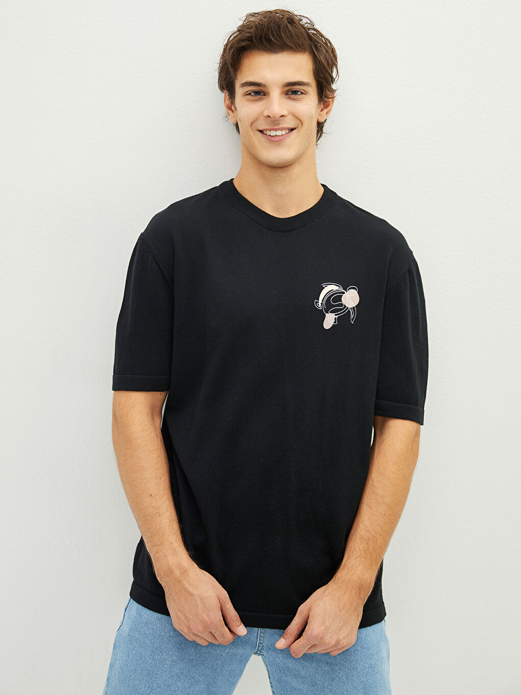 سترة تريكو مطبوعة بياقة دائرية وكم قصير للرجال