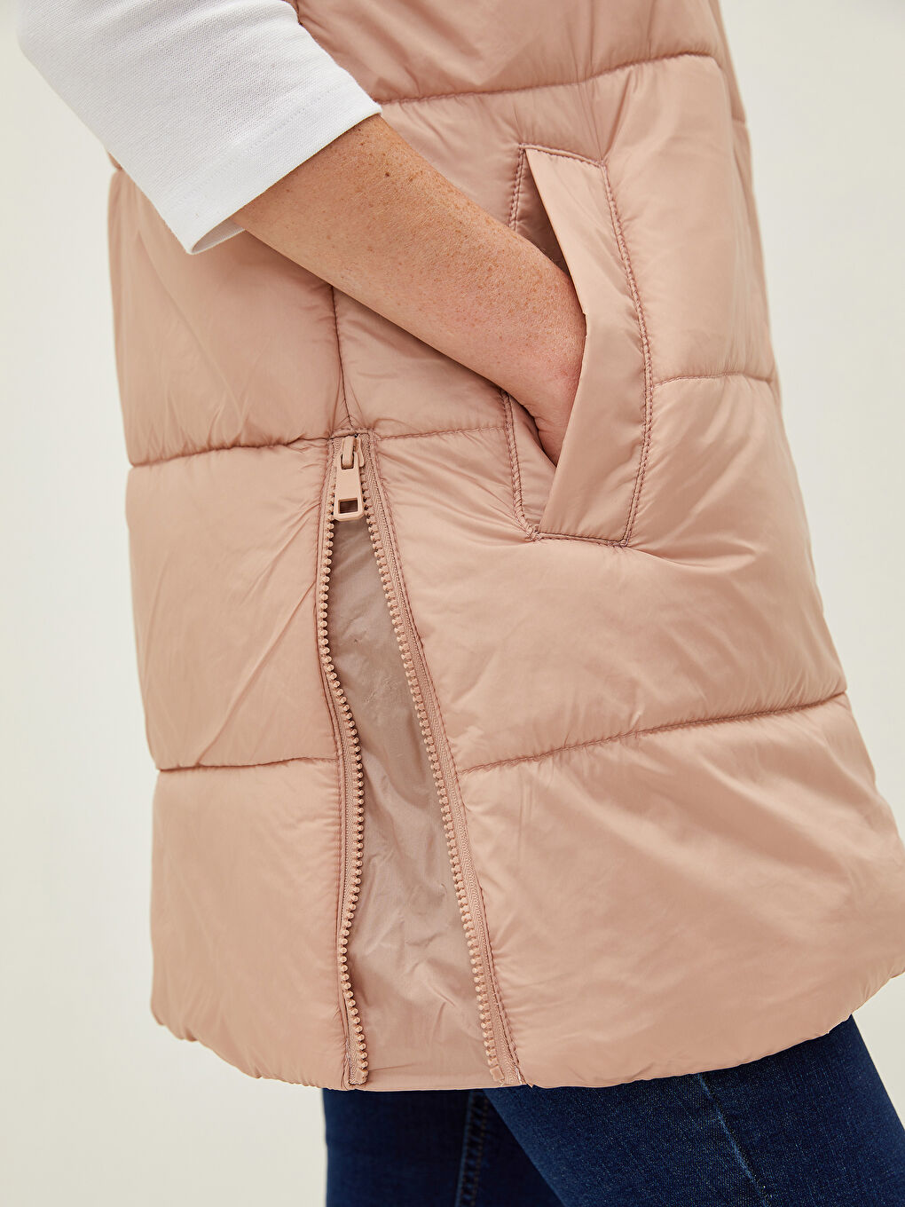 Hooded Collar Straight Sleeveless Pocket Detailed Women's Vest-6