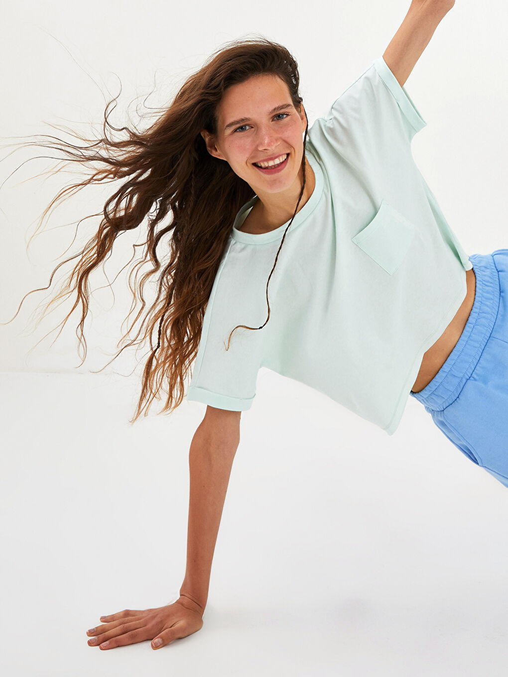 Turkuaz Bisiklet Yaka Düz Cep Detaylı Kısa Kollu Kadın Crop