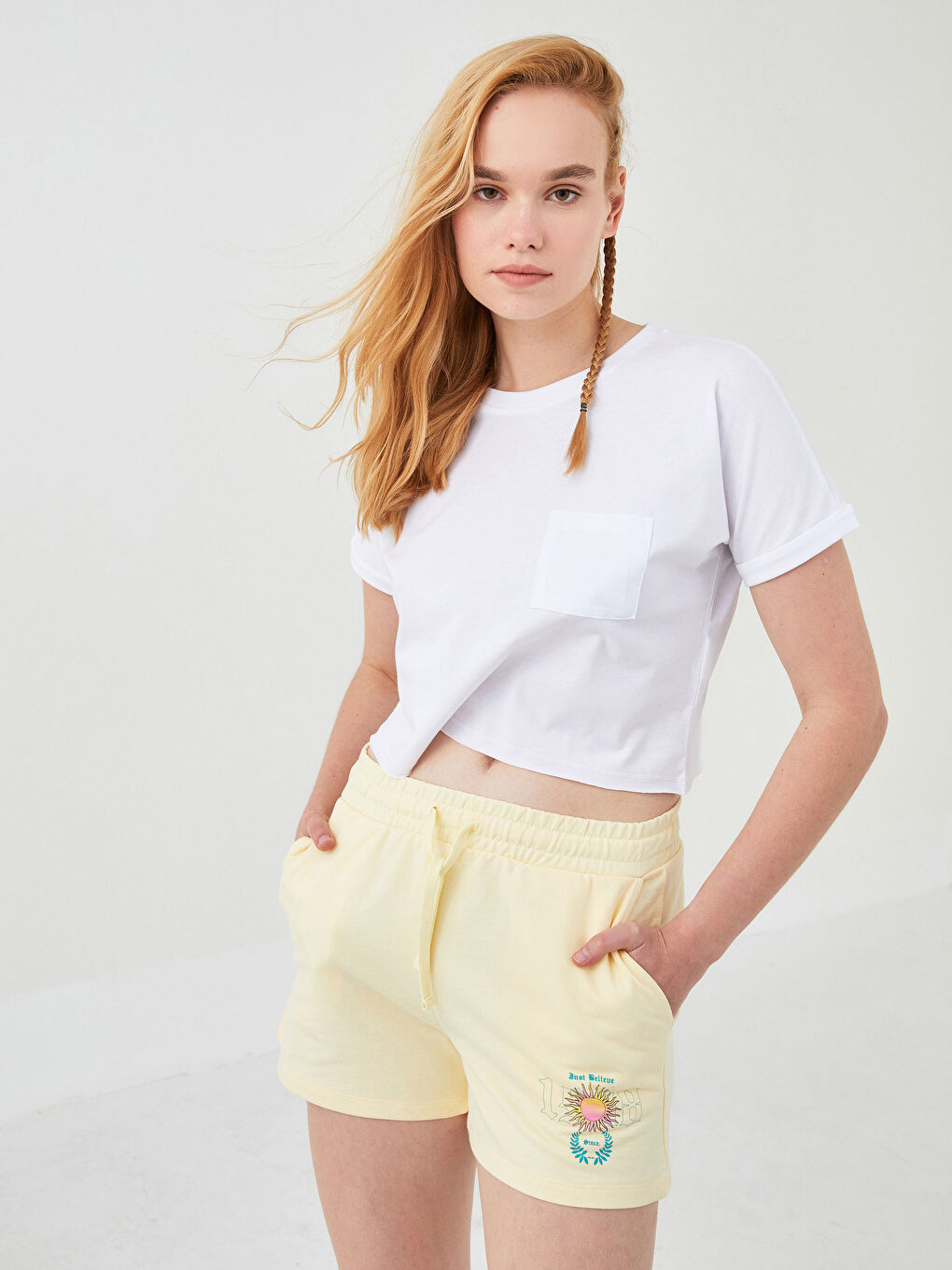 Beyaz Bisiklet Yaka Düz Cep Detaylı Kısa Kollu Kadın Crop-1