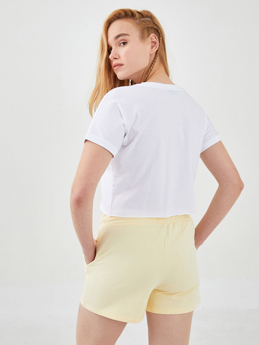 Beyaz Bisiklet Yaka Düz Cep Detaylı Kısa Kollu Kadın Crop-3