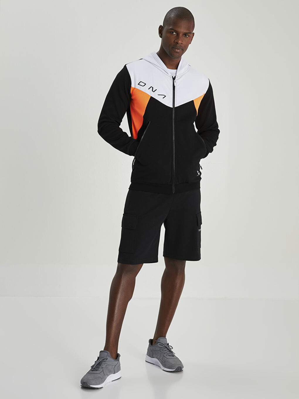 Siyah Standart Kalıp Baskılı Erkek Şort-1