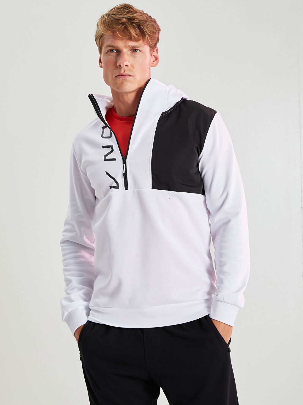 هودي رياضي مطبوع كم طويل مزود بغطاء رأس للرجال-1