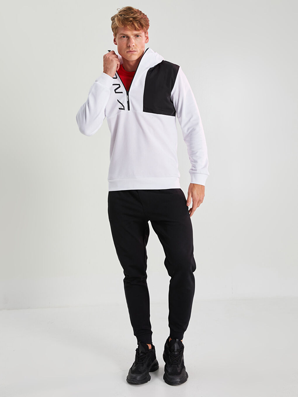 هودي رياضي مطبوع كم طويل مزود بغطاء رأس للرجال-2