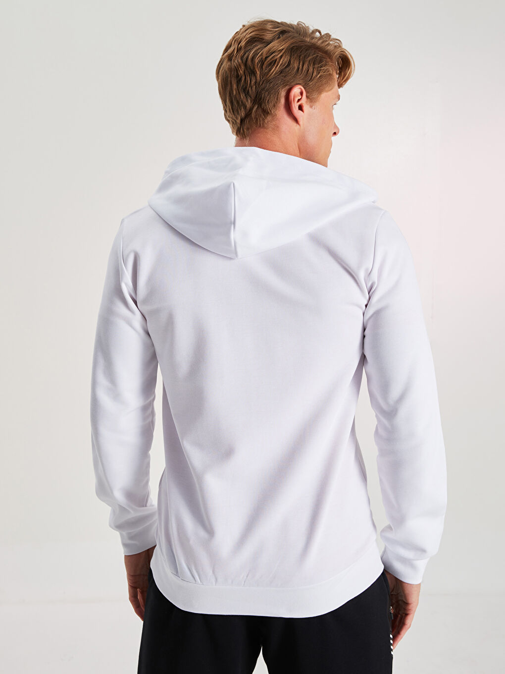 هودي رياضي مطبوع كم طويل مزود بغطاء رأس للرجال-4