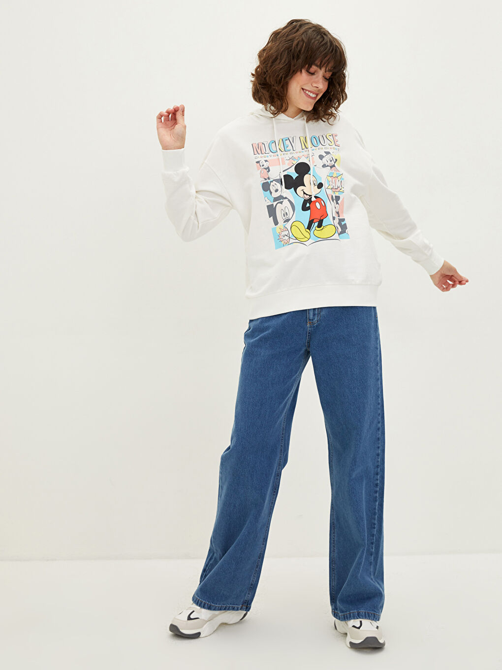 Ekru Kapüşonlu Mickey Mouse Baskılı Uzun Kollu Kadın Sweatshirt-2