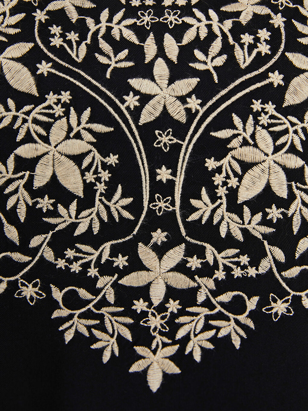 Siyah Bağlamalı Yaka Nakışlı Uzun Kollu Viskon Kadın Tunik-3